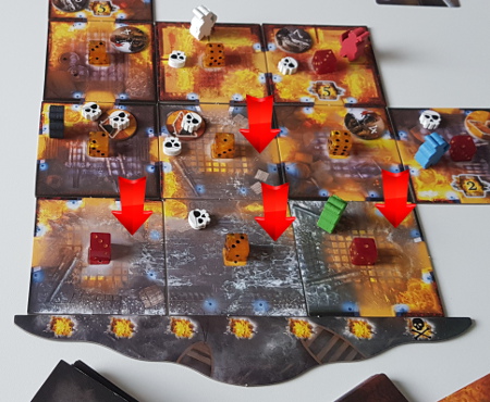Review Jogo Dead Men Tell No Tales Imagem 3: As quatro salas inicias do navio estão mostradas abaixo das setas